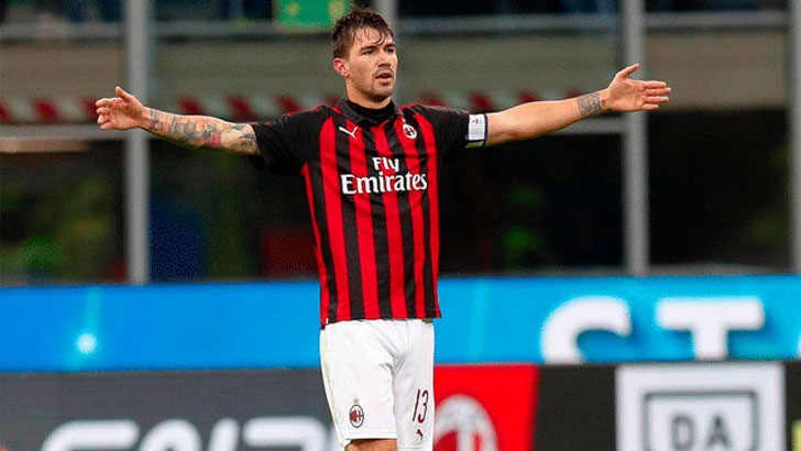 Alessio Romagnoli in action for Milan.