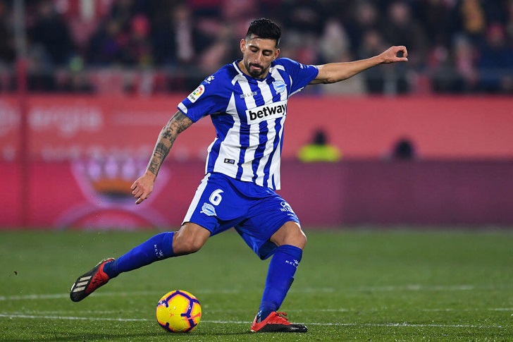 Rodrigo Ely in actionfor Alaves.