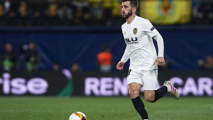 Jose Luis Gaya in action for Valencia.